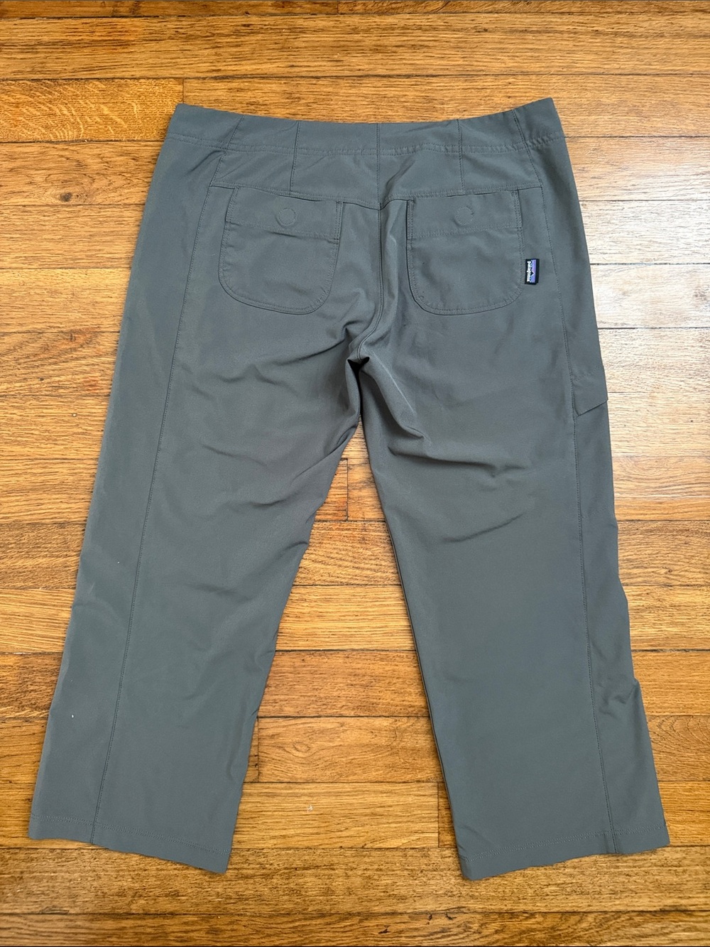 Patagonia Women’s Olive Gray Straight-Leg Crop pants size 4